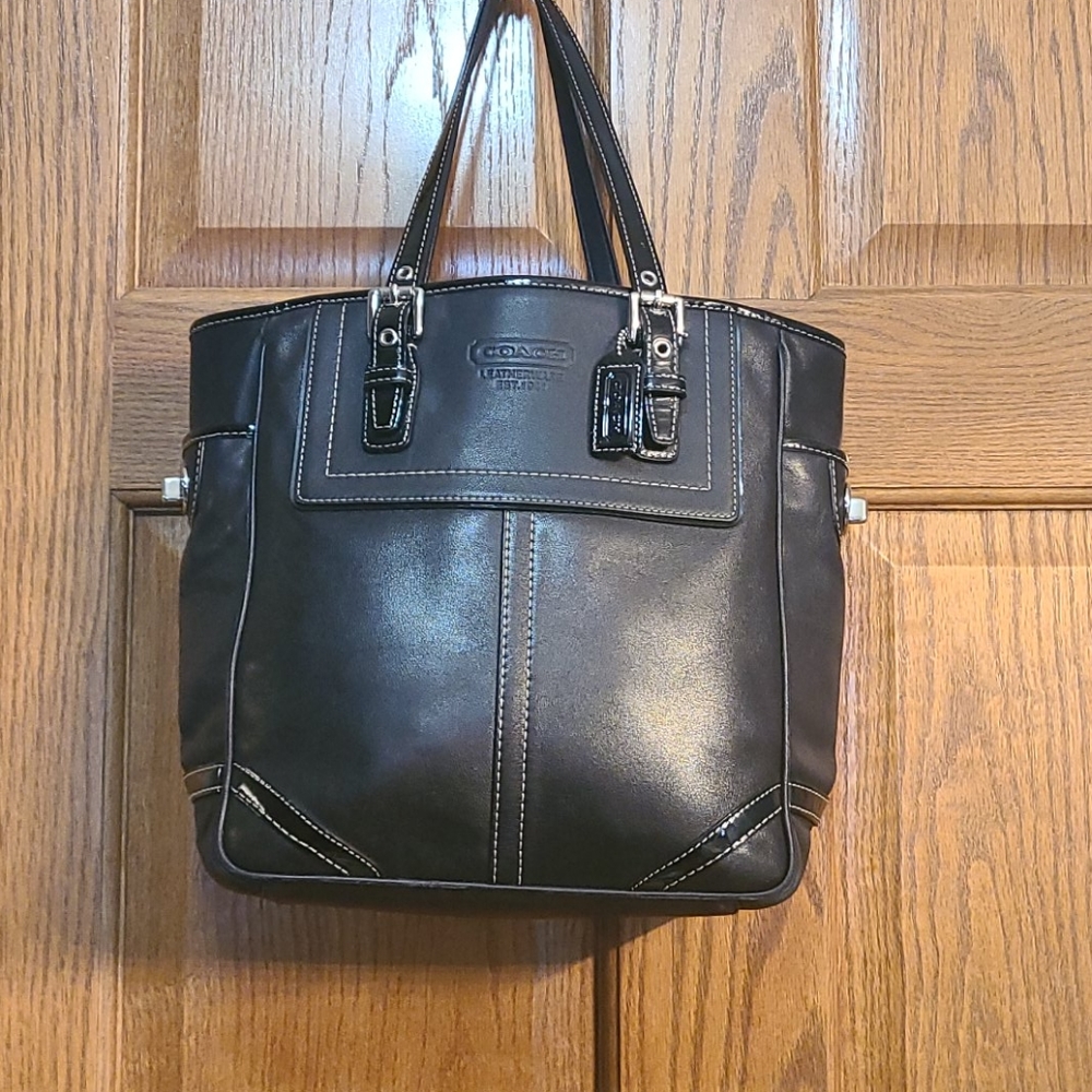 Coach toteREAD, black.smooth tote New. No flaws